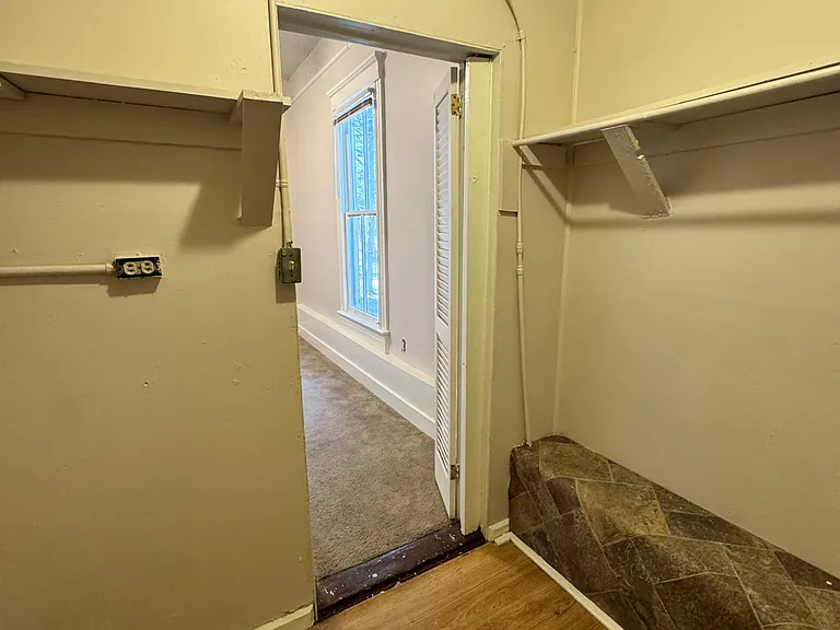 698 Queen St SW #1 — Photo 8