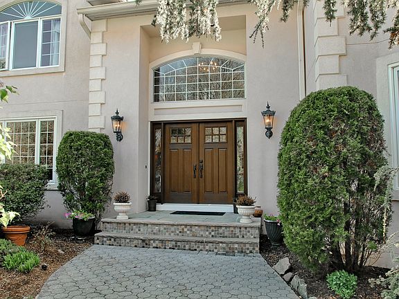 2nd image of 6 Evan Ct