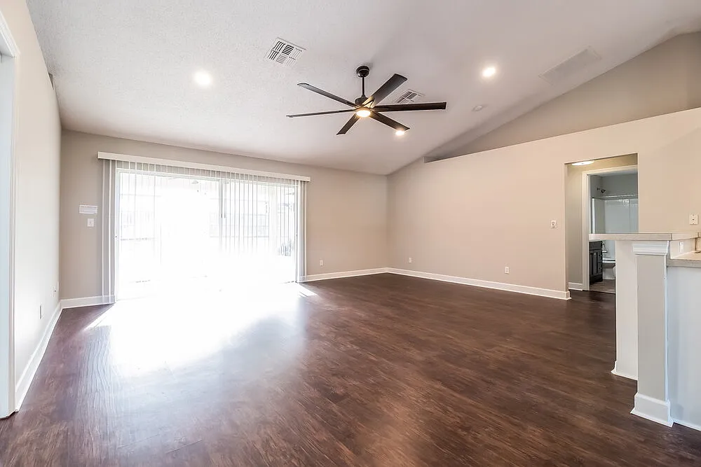 3 bed, 2.0 bath, 1860 sqft, $3,200 — Photo 3