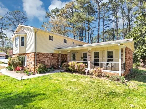 5221 La Paloma Dr SW, Lilburn, GA 30047