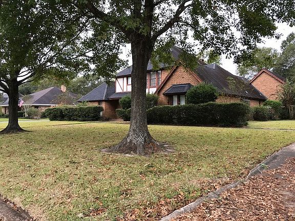 3rd image of 2901 Country Club Dr