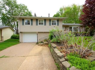 2919 Oxford Dr, Bettendorf, IA