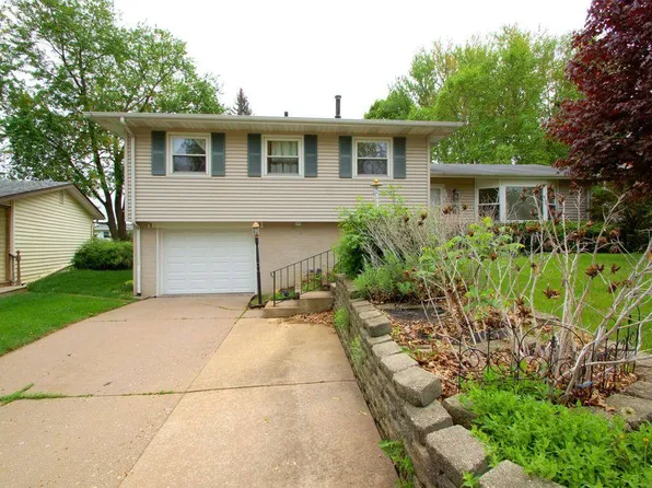 2919 Oxford Dr, Bettendorf, IA 52722