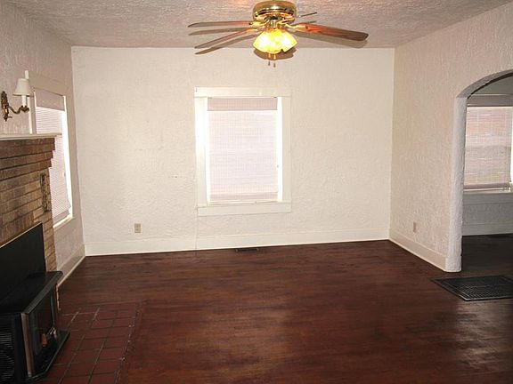 4th image of 404 S Mount Olive St