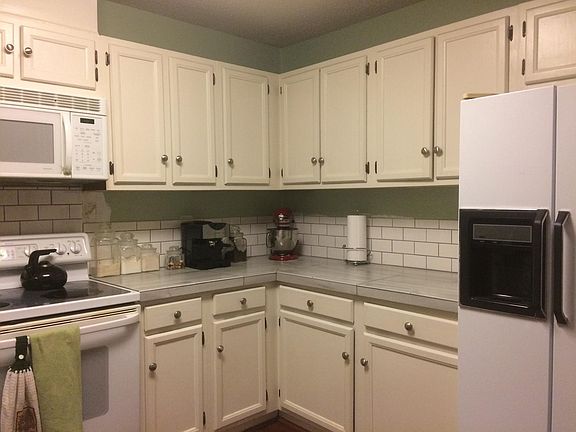 Kitchen. Since the photo was taken, a new refrigerator has been purchased.