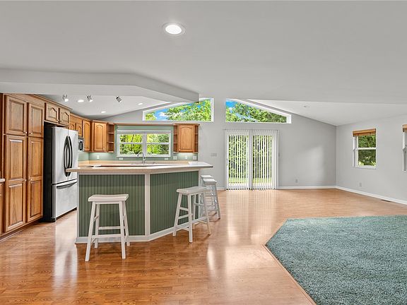 4th image of 937 New England Ave