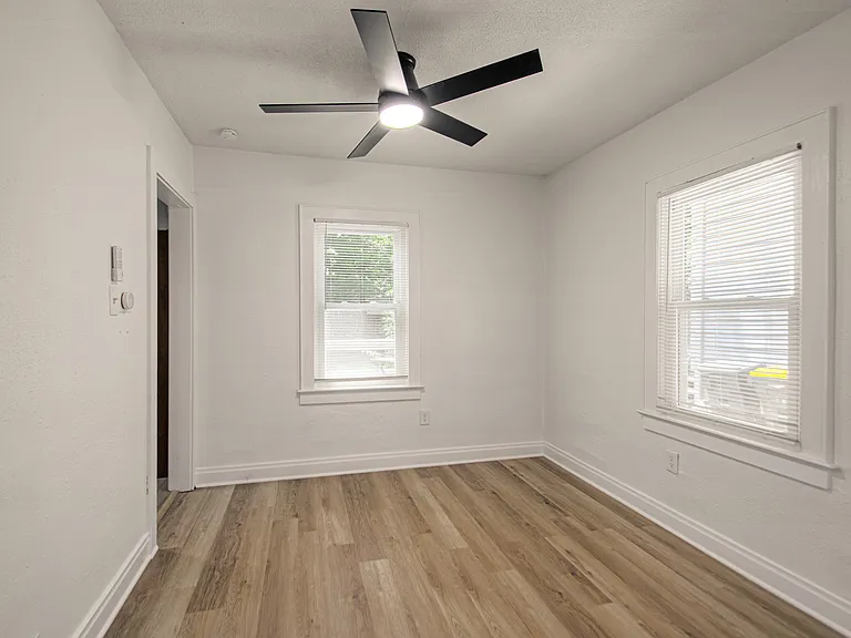 815 W 77th St — Photo 11
