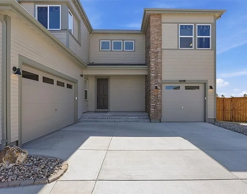 5 bed, 5.0 bath, 5326 sqft, $6,200 — Photo 2