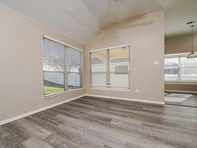 409 Creekview Dr — Photo 9