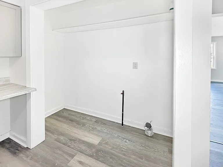 9 King St — Photo 3