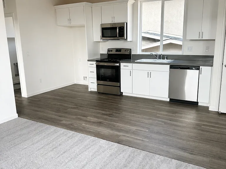 810 Mora Cir — Photo 3