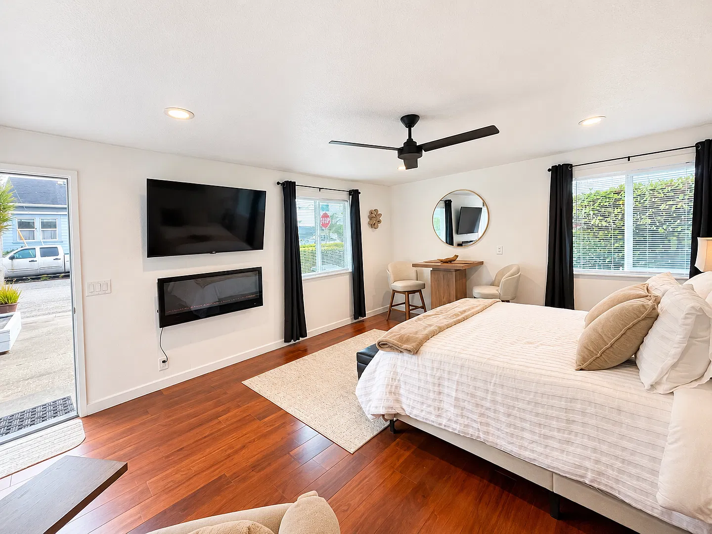 Fully Furnished Studio ADU with Private Entrance & Fenced Yard All Utilities Included! — Photo 4