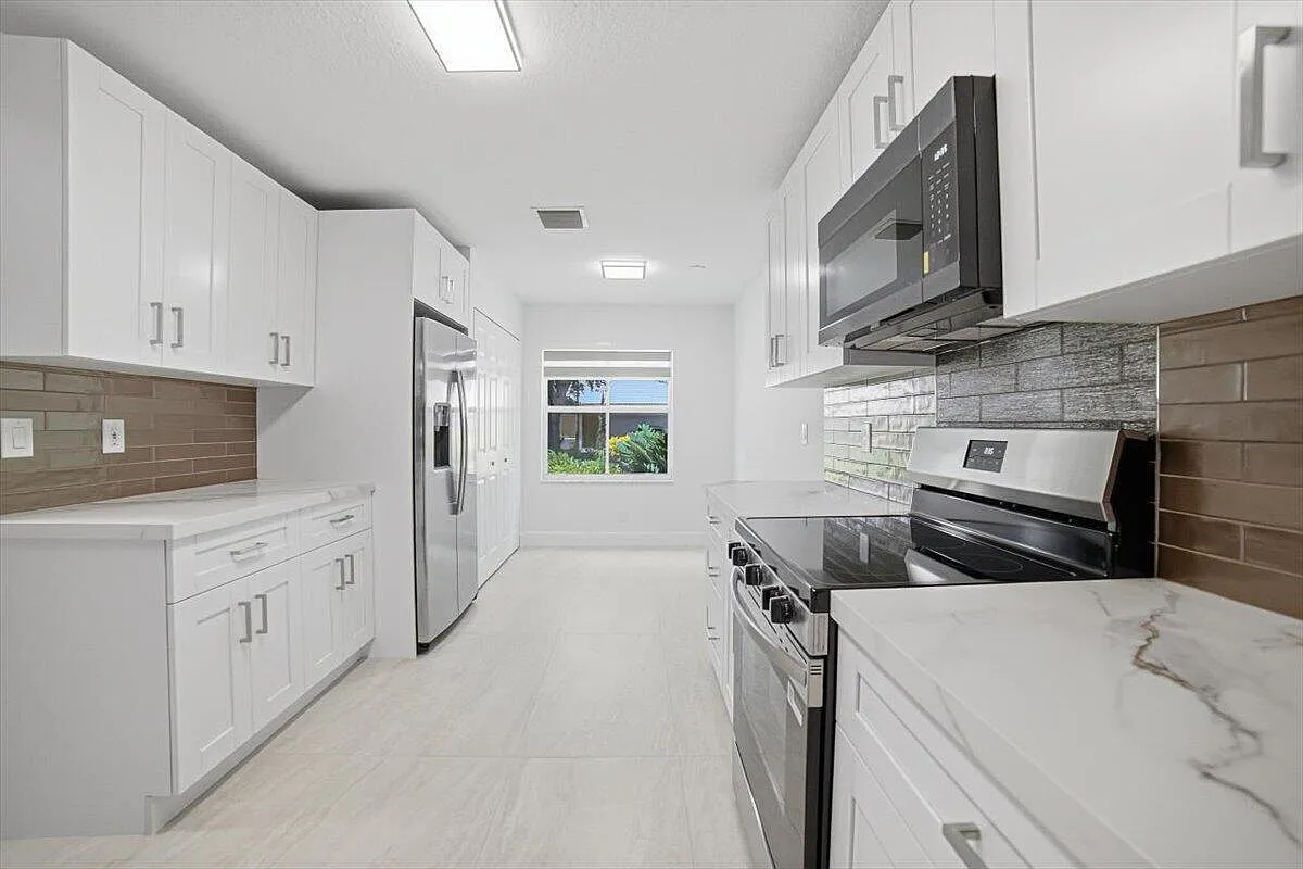 4112 Pine Ridge Ln — Photo 2