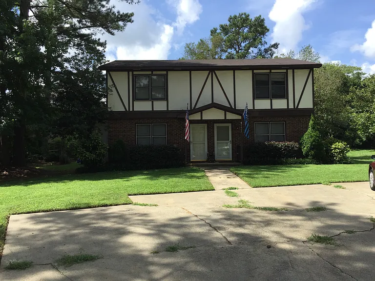 Duplex Front
Off-street parking up to two (2) vehicles
Yard maintenance included
Additional street parking is available