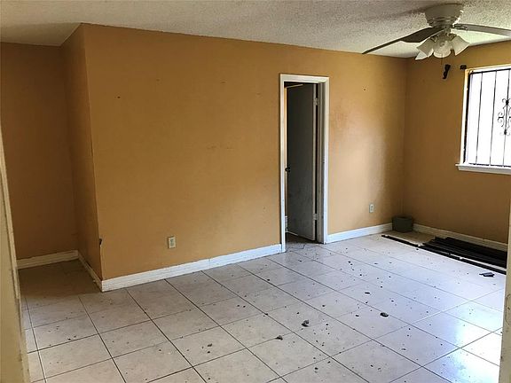3rd image of 11602 Crystalwood Dr