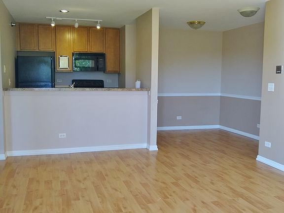 2nd image of 124 Glengarry Dr APT 101