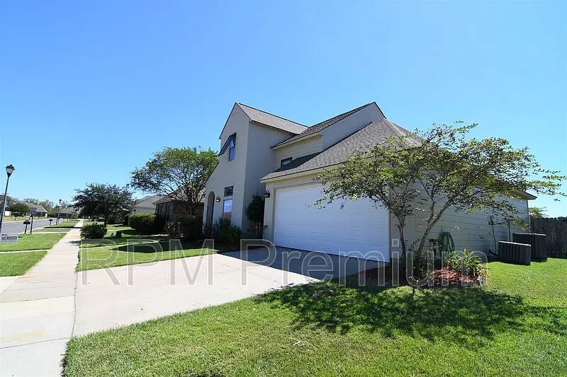 3 bed, 2.5 bath, 1950 sqft, $2,350 — Photo 3