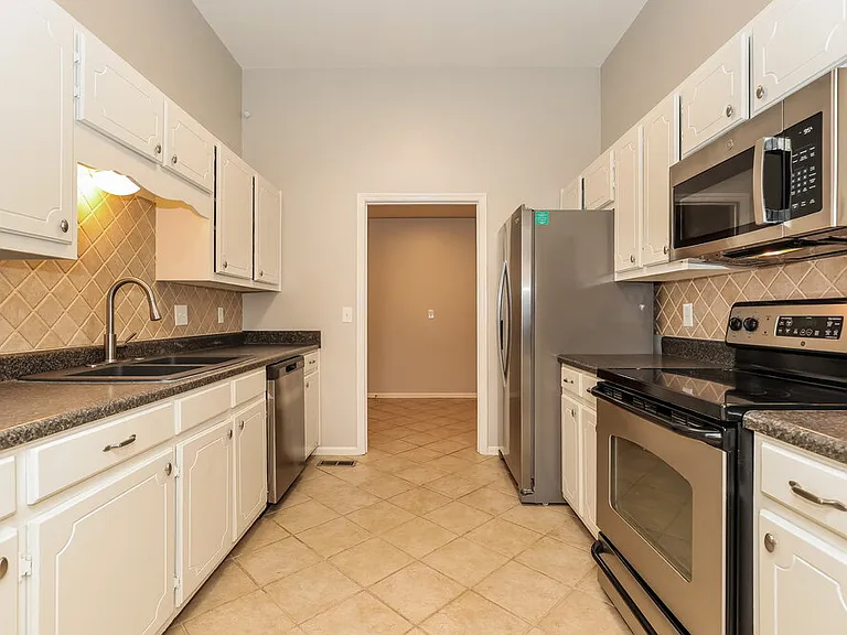 1002 Esquire Ct — Photo 9
