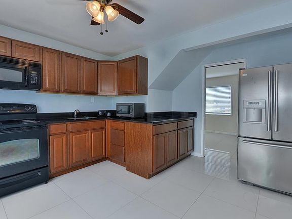 5th image of 484 Lomond Dr