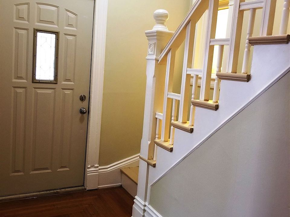 618 Front Stairway 2