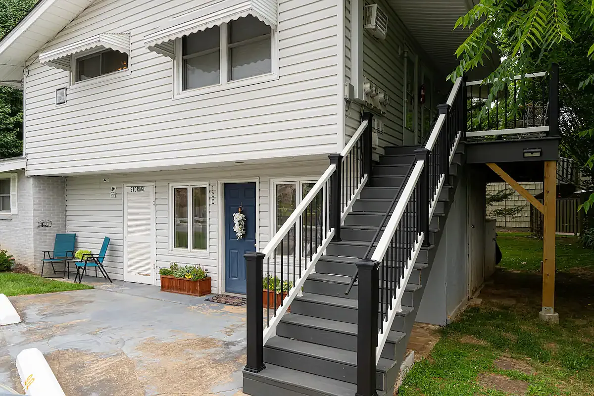 Studio, 300 sqft, $975 — Photo 1