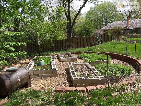 Have a Green Thumb?! Here ya go! Huge Garden area!