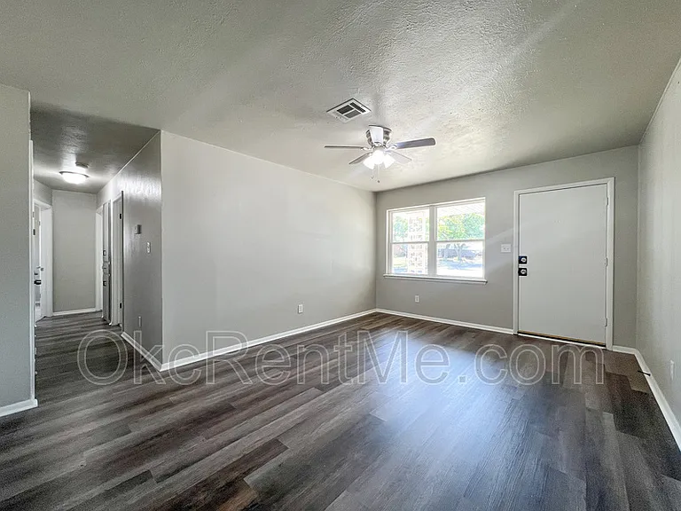 1900 N Mitchell Dr — Photo 17