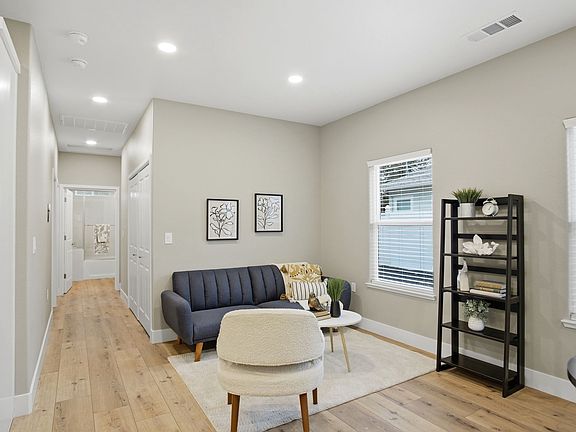 4th image of 1307 Cahill Ave
