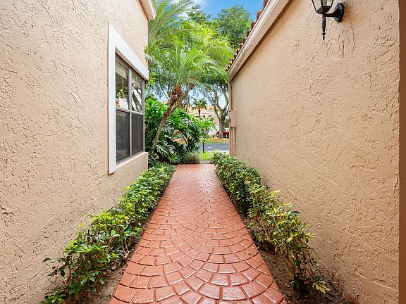4th image of 22675 Meridiana Drive