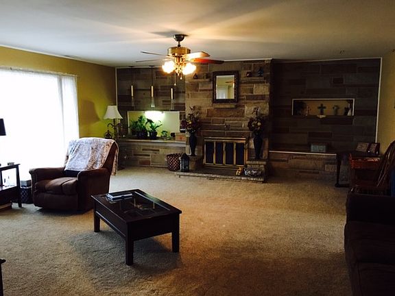 Frnt Living Rm & Fireplace