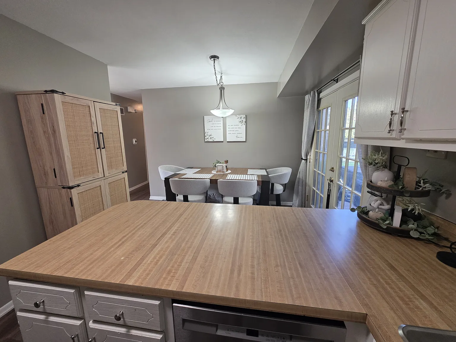 3 bed, 1984 sqft, $2,055 — Photo 3