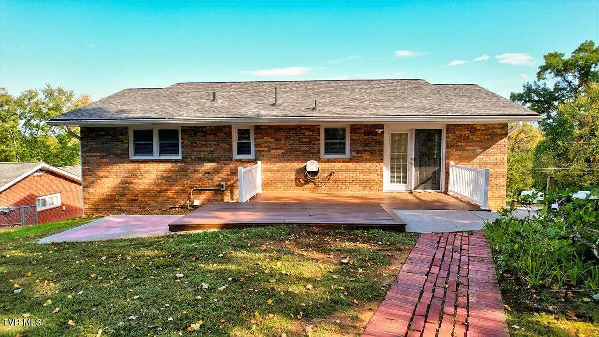 3 bed, 2592 sqft, $2,500 — Photo 3