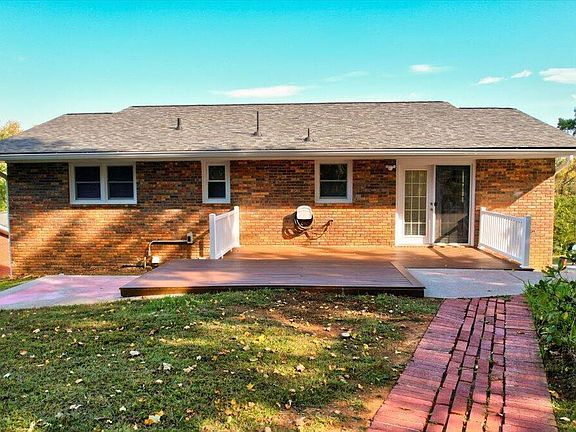 3rd image of 1001 Ridgefield Cir