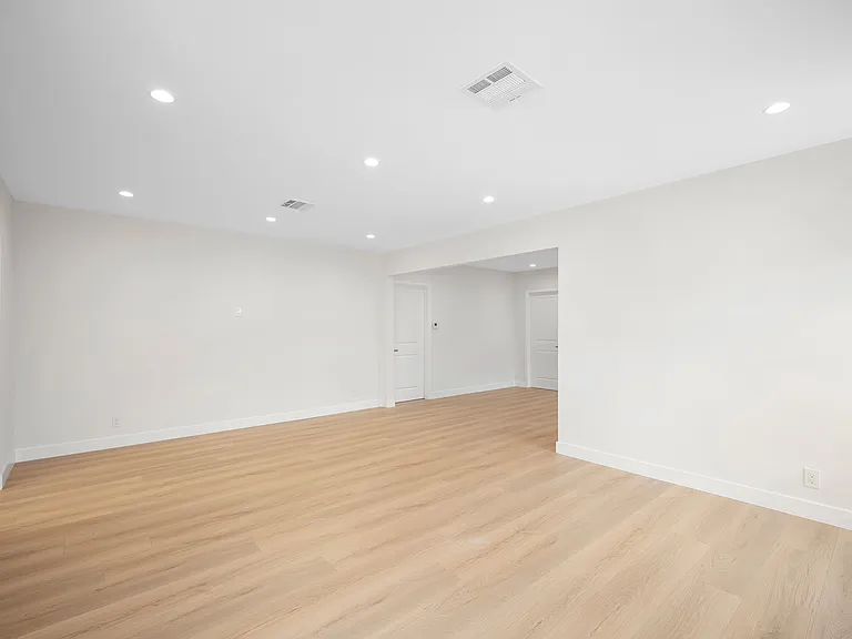 2519 Manhattan Ave — Photo 5