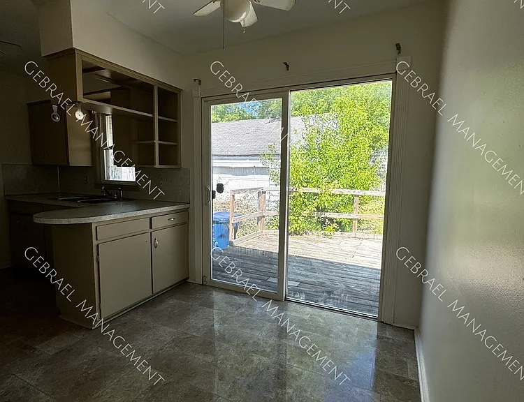 1119 Barney Ave — Photo 3