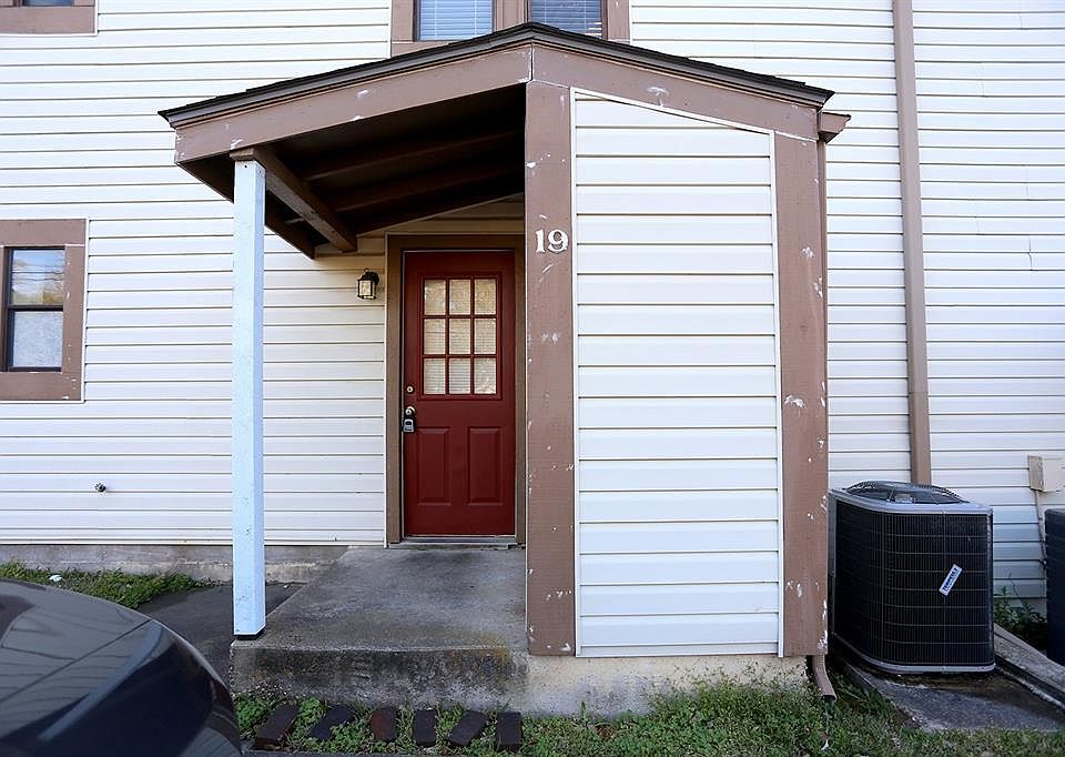 1st image of 2411 De Lee St APT 19