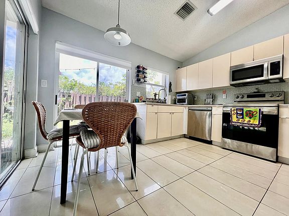 4th image of 11252 NW 58th Terrace