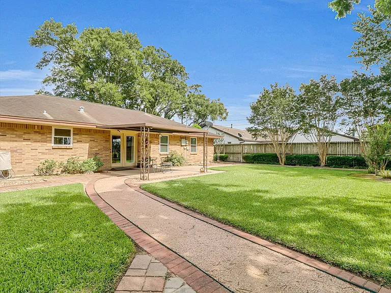 805 Bluebonnet Ln — Photo 11