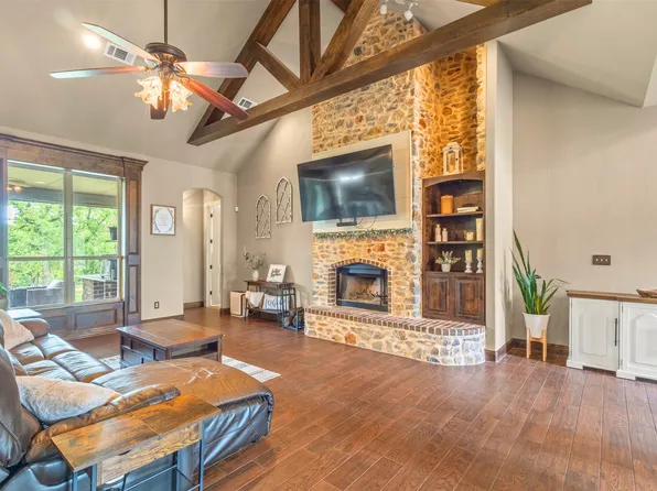 108 Oak Creek Dr, Springtown, TX 76082