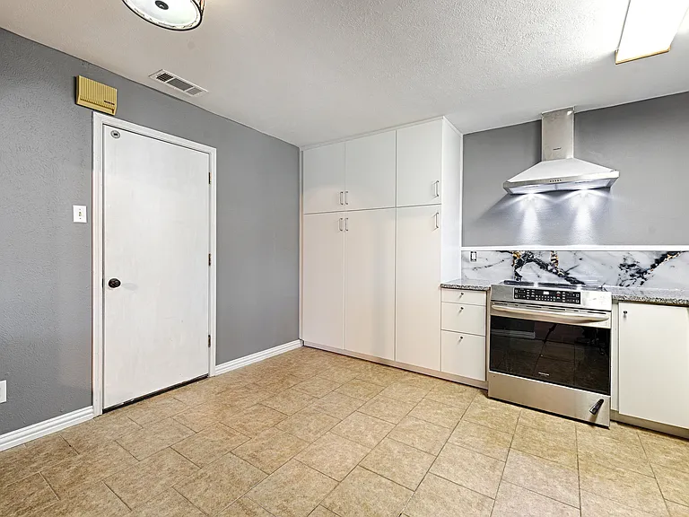 2241 Lockwood Dr — Photo 4