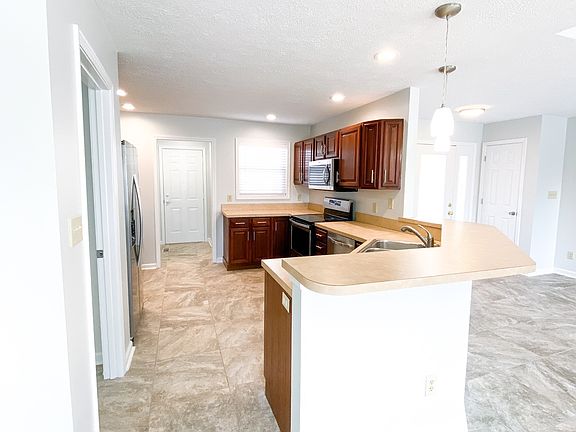5th image of 2111 N Villa Dr