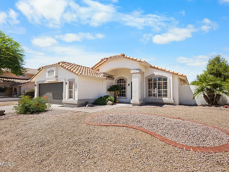 1214 E Beverly Ln — Photo 2