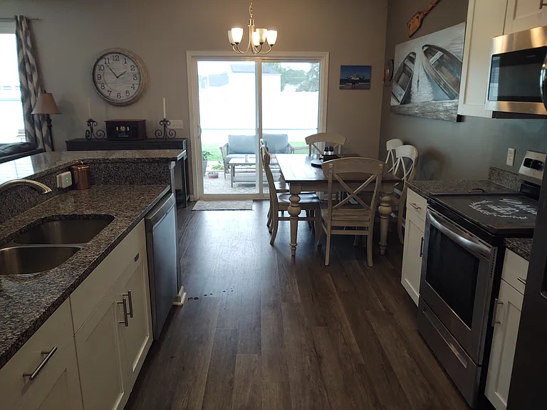 1404 Kinsley Ct NE — Photo 12