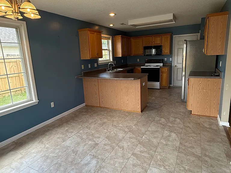 701 Manhattan Dr — Photo 7