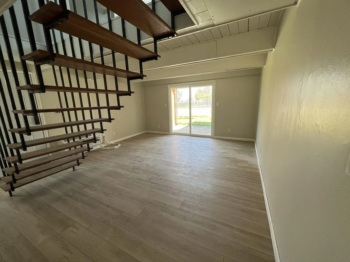 390/396 N Cedar St Apartments — Photo 3