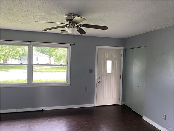 3rd image of 140 Diana Ln E