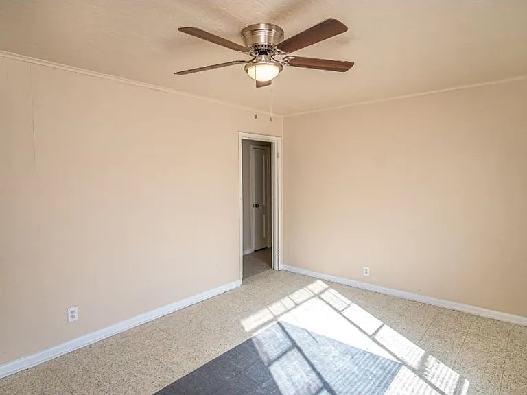 1003 Poinsettia — Photo 2