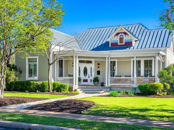 308 E Travis St, Fredericksburg, TX 78624