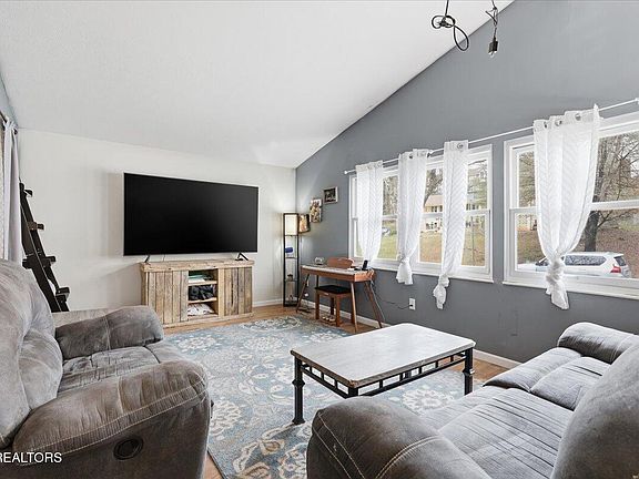 5th image of 129 Greystone Dr