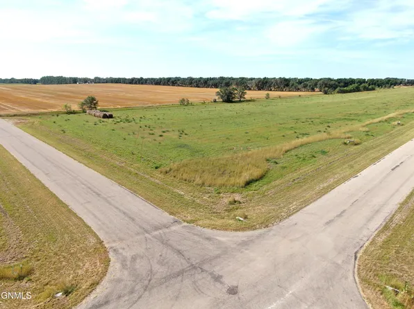 19003 Acadia Dr, Bismarck, ND 58503